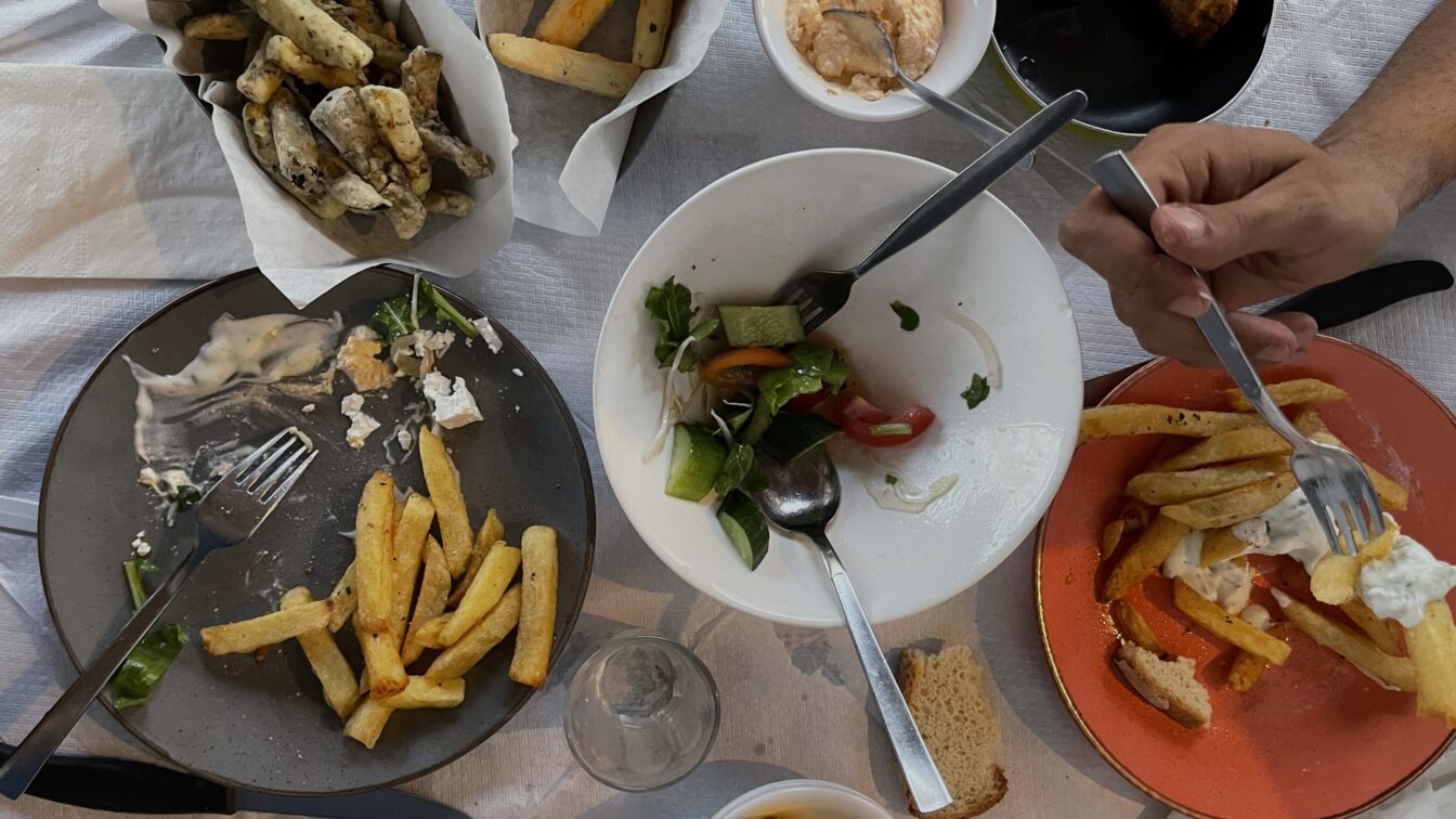 (c) Neda Mankutè Essen gehen im restaurant in Athen
