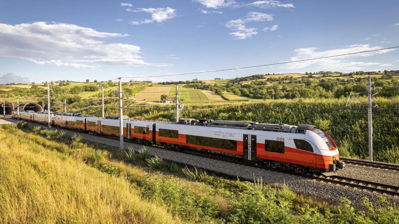 (c) ÖBB | Harald Eisenberger ÖBB Zug der durch Österreich fährt
