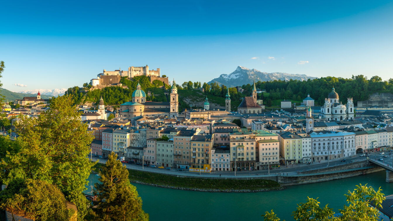 Sehenswürdigkeiten Salzburg, Blick vom Kapuzinerberg auf die Salzburger Altstadt und auf die Festung Hohensalzburg
Bilder Tourismus Salzburg 2014 Blick auf die Stadt Salzburg und die Festung Hohensalzburg