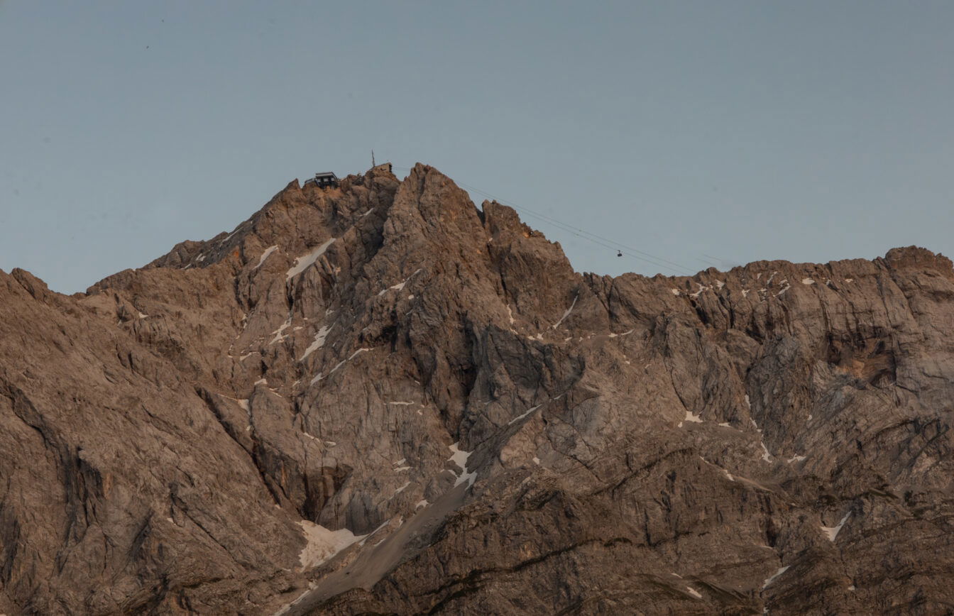 Detailaufnahme der Zugspitze bei Garmisch-Partenkirchen in Bayern – Deutschlands höchster Berg mit Gipfelstation und Seilbahn bei klarem Himmel