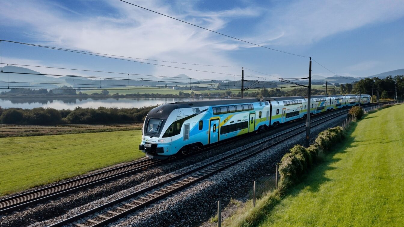 Ein Zug der Westbahn fährt durch Österreich
