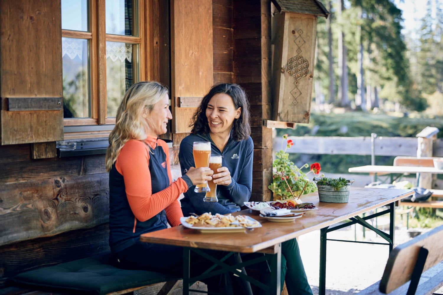 Frauen bei einer traditionellen Jause mit Bier in Oberbayern