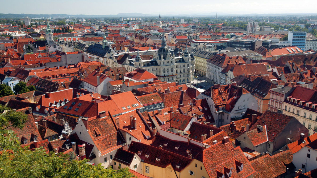 (c) STG | Harry Schiffer Blick vom Schlossberg auf Graz mit roten Dächern