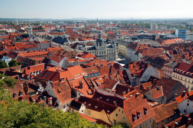 Blick vom Schlossberg auf Graz mit roten Dächern