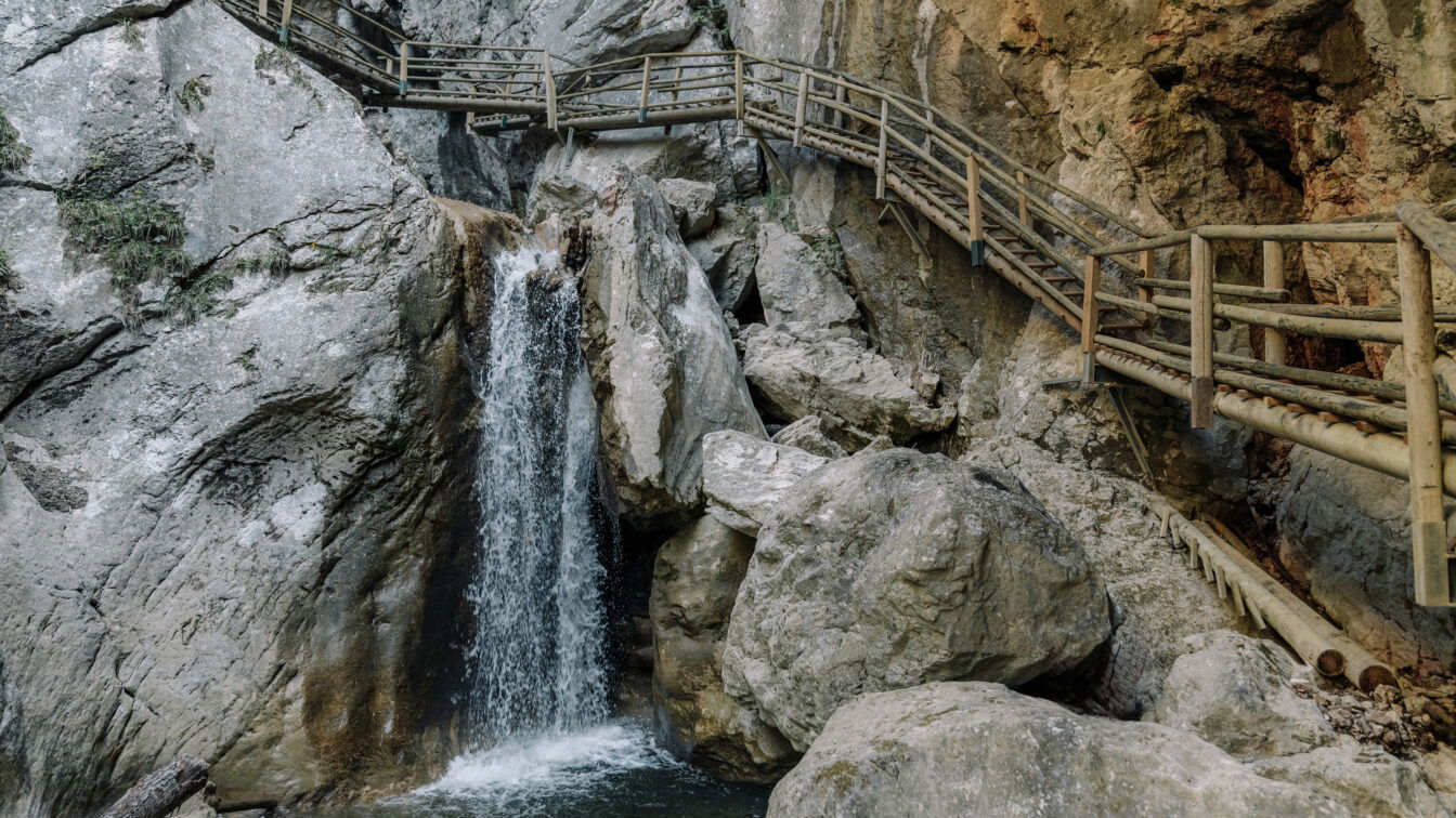 (c) Oststeiermark Tourismus | studiodraussen Bärenschützklamm Oststeiermark mit Holzsteg und Wasserfall