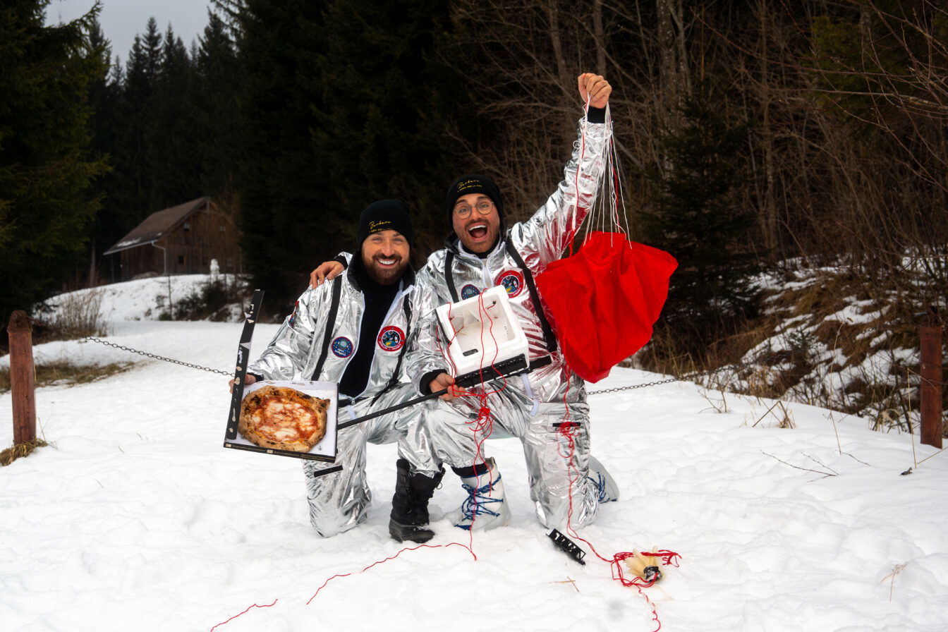 Die zwei Brüder Luigi Jun. und Antonio Barbaro stolz nach dem erfolgreichen Auffinden der Raumsonde mit dem GPS-Tracker