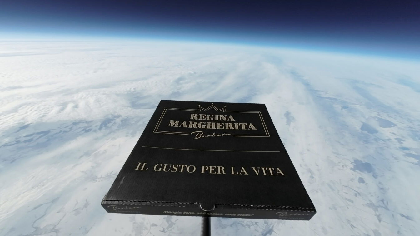 (c) Barbaro Gastronomie Gruppe Pizza der Regina Margherita in der Stratosphäre