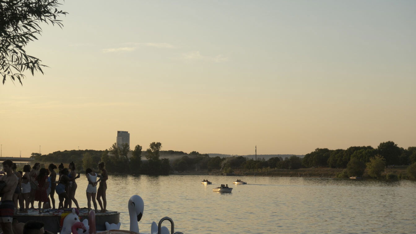 (c) Christina Egger | 1000things Menschen baden beim Pier 22 auf der Donauinsel