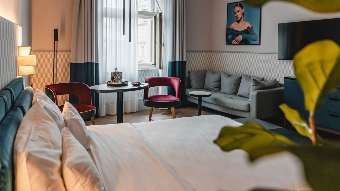 (c) Lilli Wermuth | 1000things Ein Zimmer im Falkensteiner Hotel Prague mit Blick auf den Hauptbahnhof.