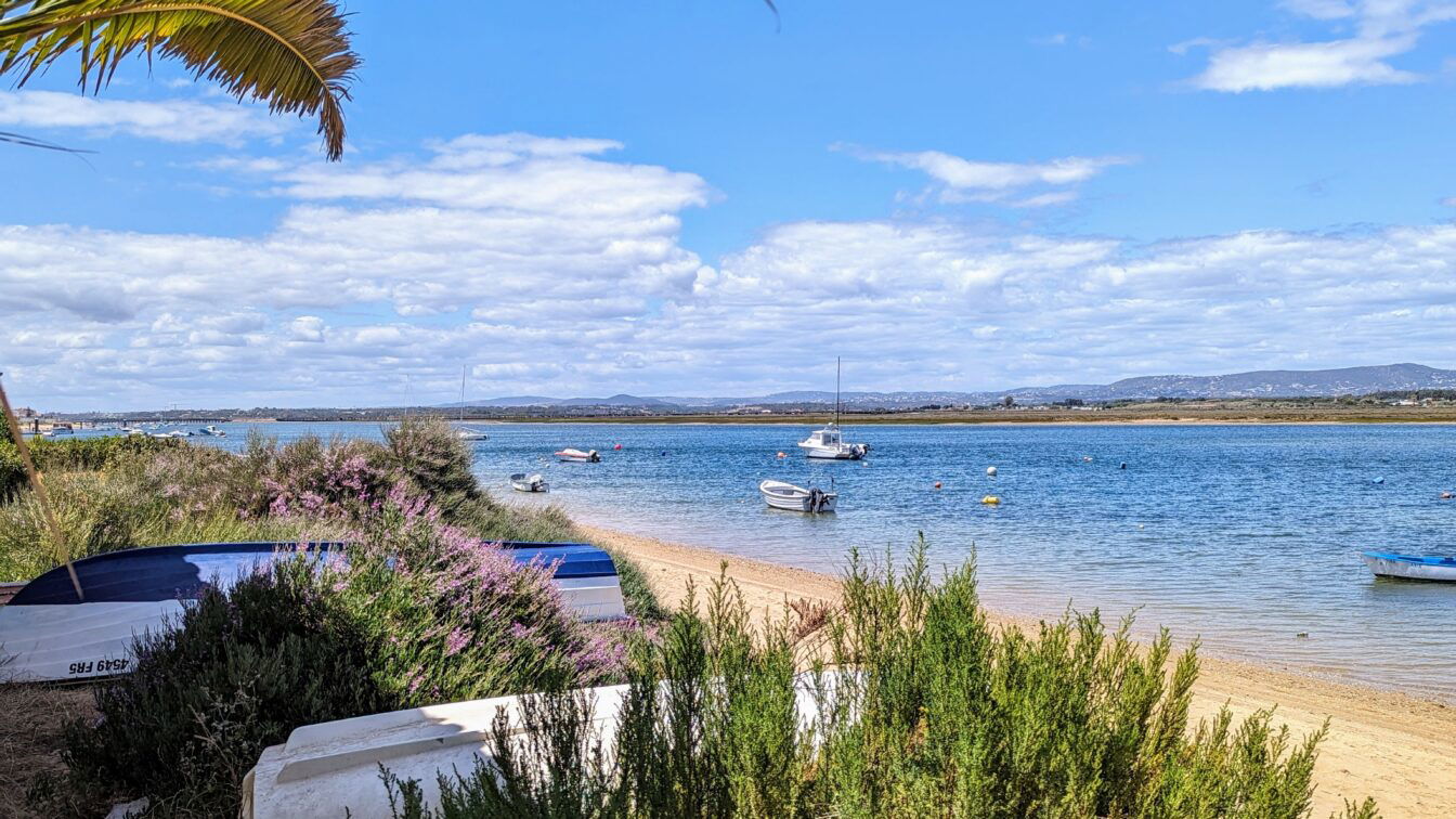 (c) Michael Simmer | 1000things idyllischer Strand mit Blick aufs Meer nahe der Stadt Faro in Portugal