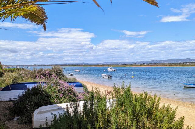 idyllischer Strand mit Blick aufs Meer nahe der Stadt Faro in Portugal