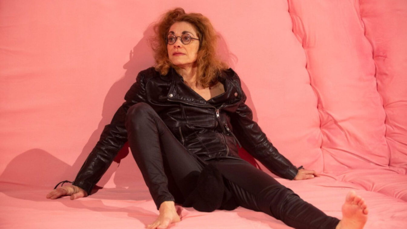 (c) Barbara Pálffy Ein Pressefoto von Kabarettistin Grischka Voss.