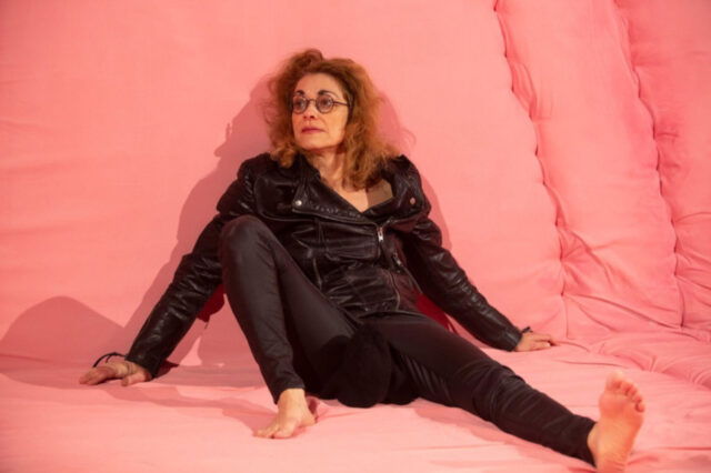 Ein Pressefoto von Kabarettistin Grischka Voss.