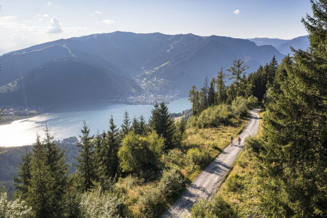 Radfahren vorbei an Bergpanoramen und Seeblick
