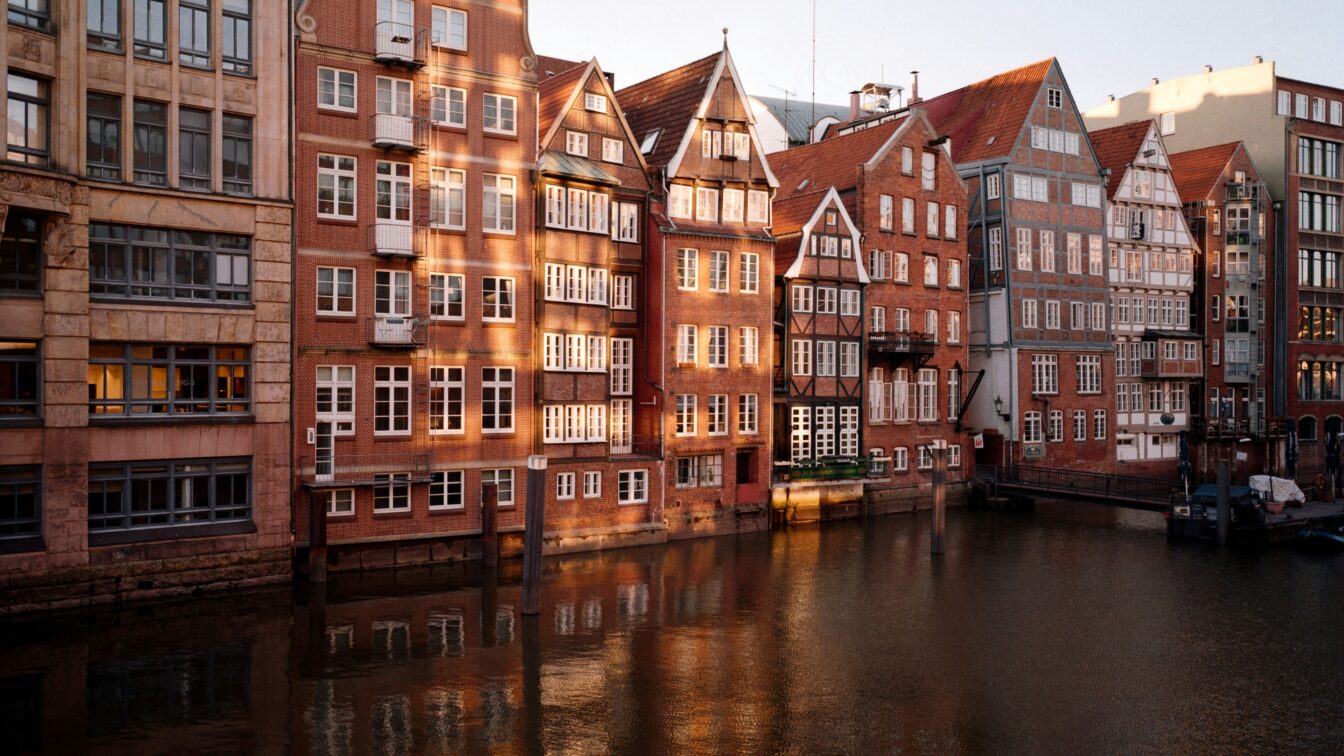 (c) Pablo Heimplatz Hamburg Häuser mit Sonnenschein