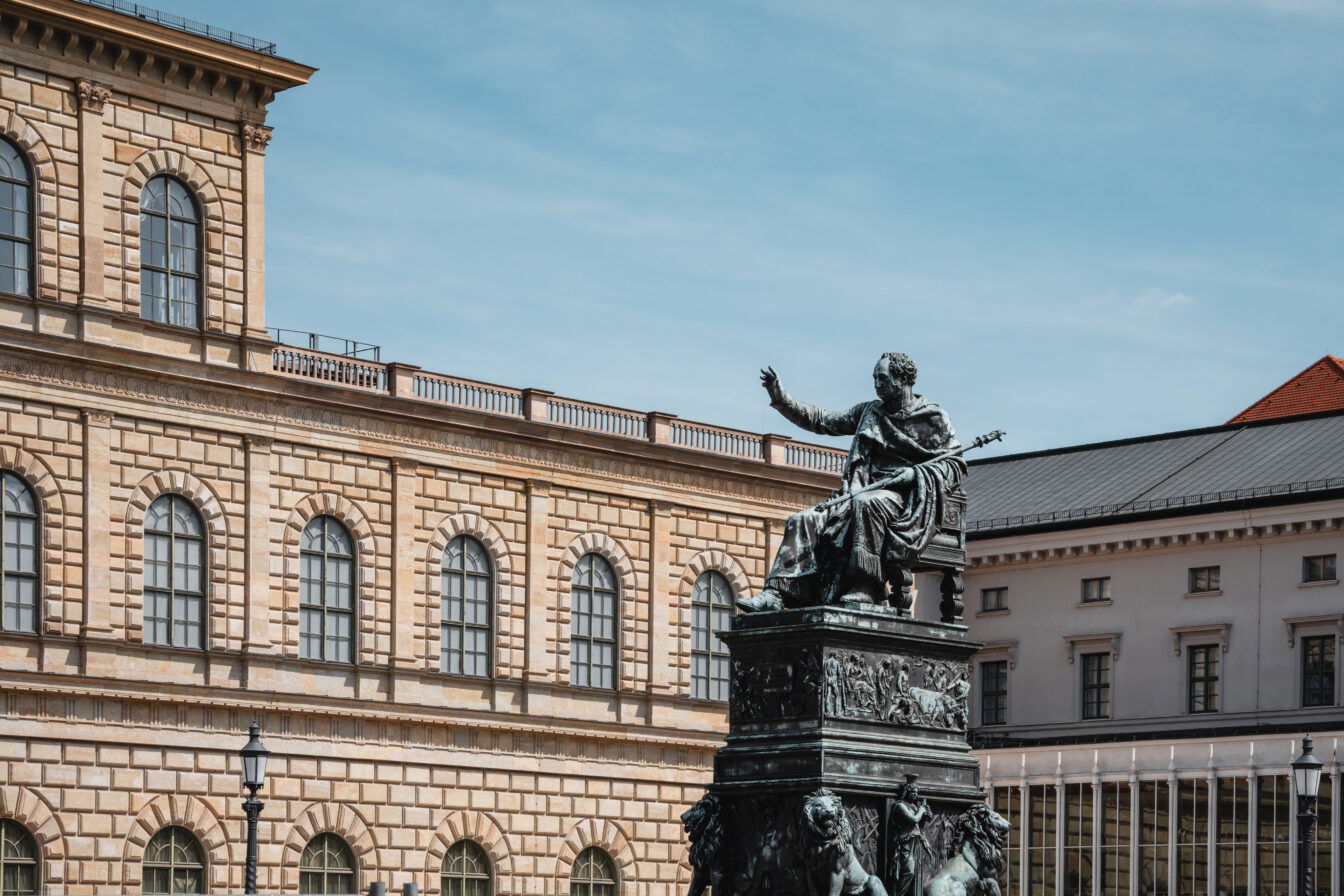 Sonne am Max-Joseph-Platz in München.