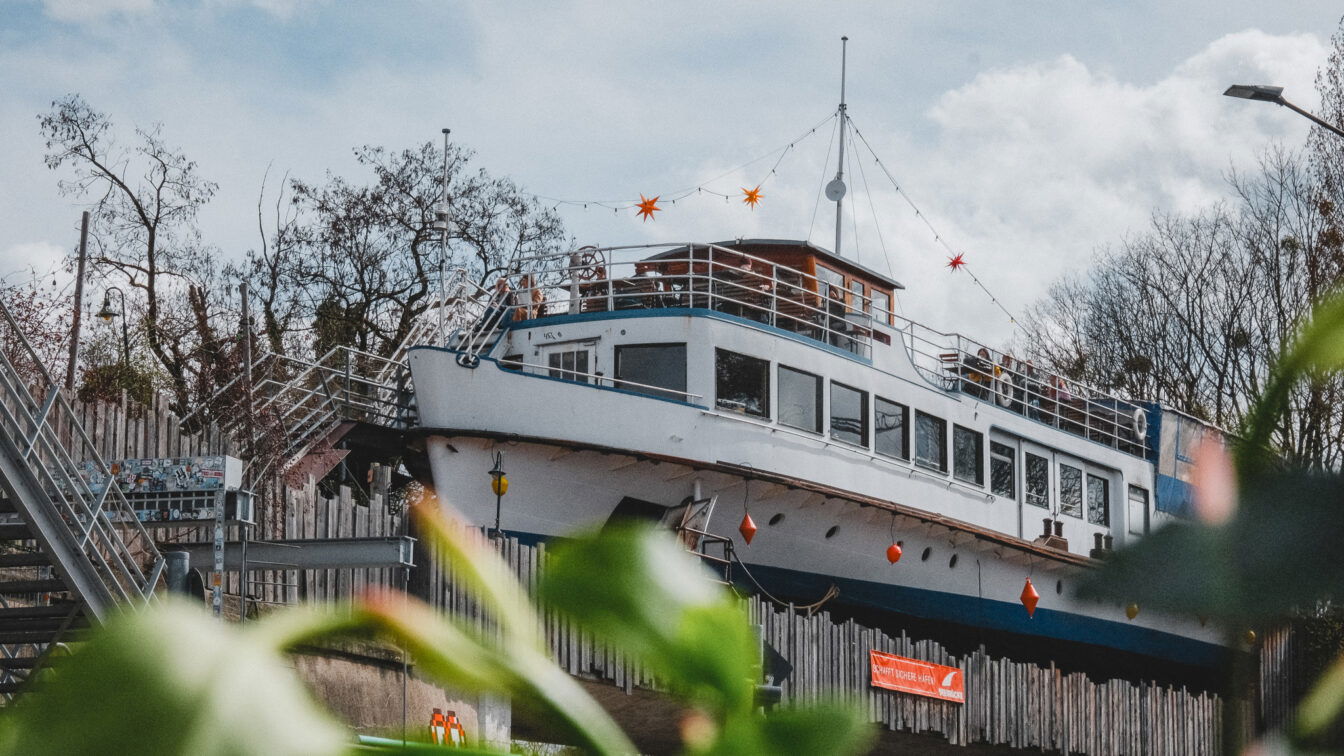 (c) Lilli Wermuth | 1000things Die Alte Utting in München ist ein Gastro-Schiff mitten in der Stadt.