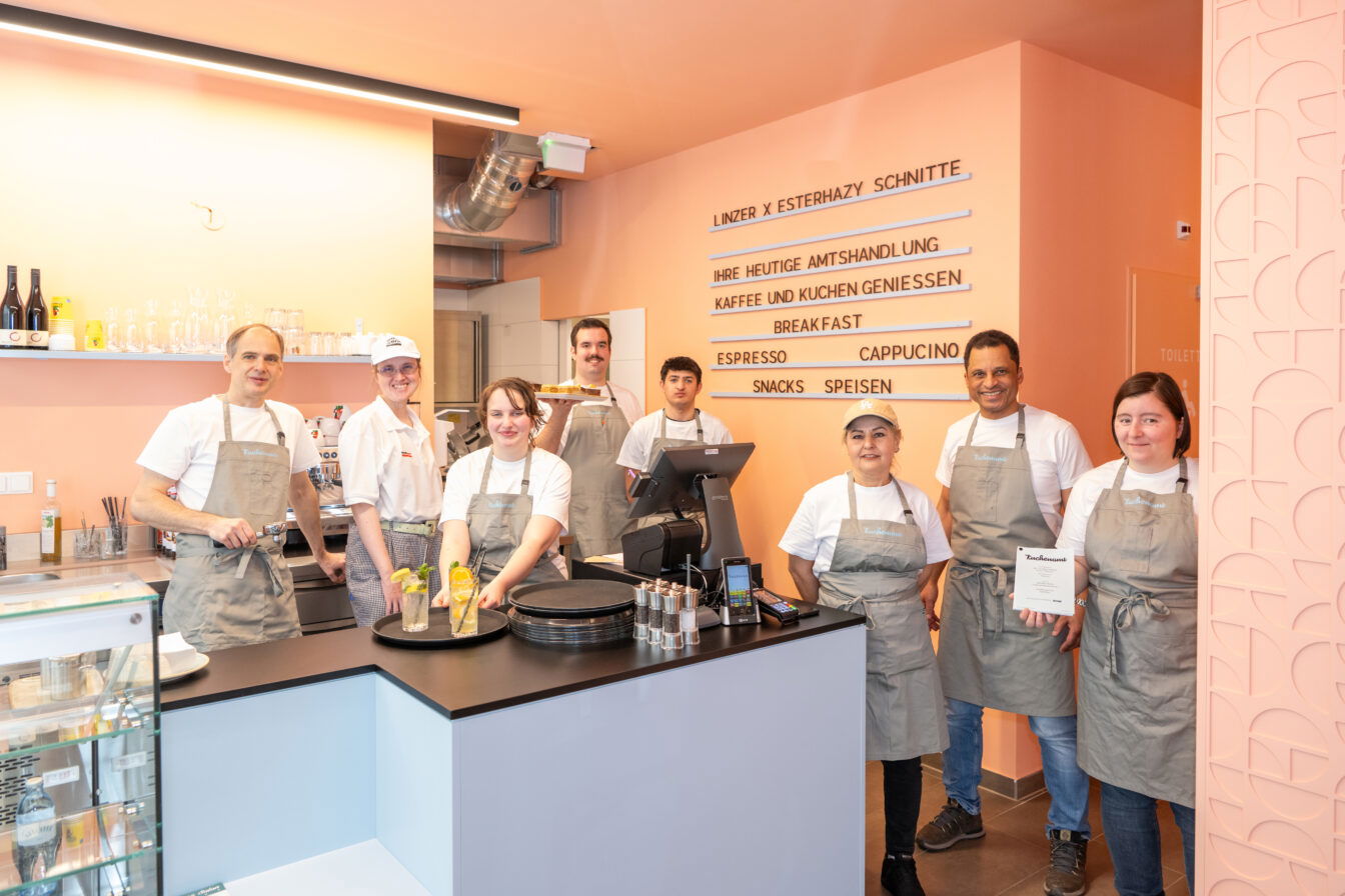Innenansicht Kuchenamt mit Team: Restaurantfachkraft-Lehrlinge, Ausbildner, Standortleiter und Kchenteam