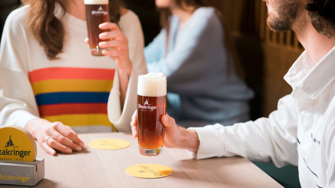 (c) Ottakringer Brauerei Frisch gezapftes Bier im Wirtshaus mit Schaumkrone