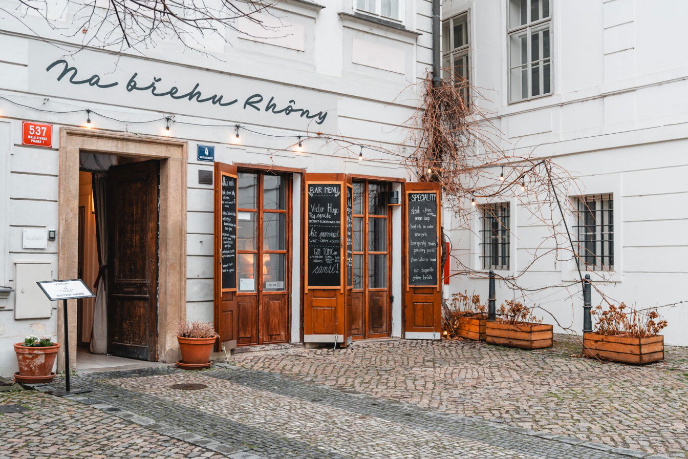 Die französische Weinbar Na břehu Rhôny Výtoň in Prag von außen.