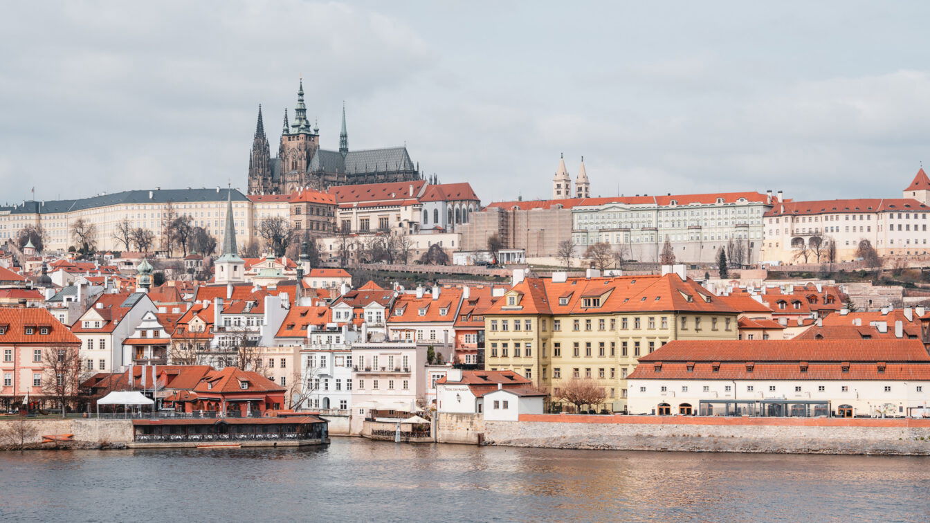 (c) Lilli Wermuth | 1000things Blick auf die Prager Burg von der Karlsbrücke aus.