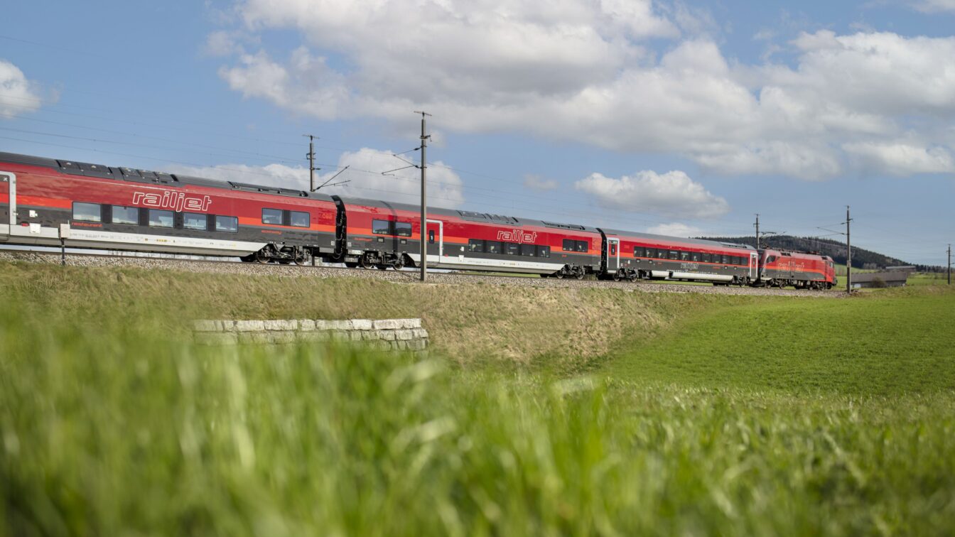 (c) ÖBB/Eisenberger Railjet der ÖBB fährt durch die Natur