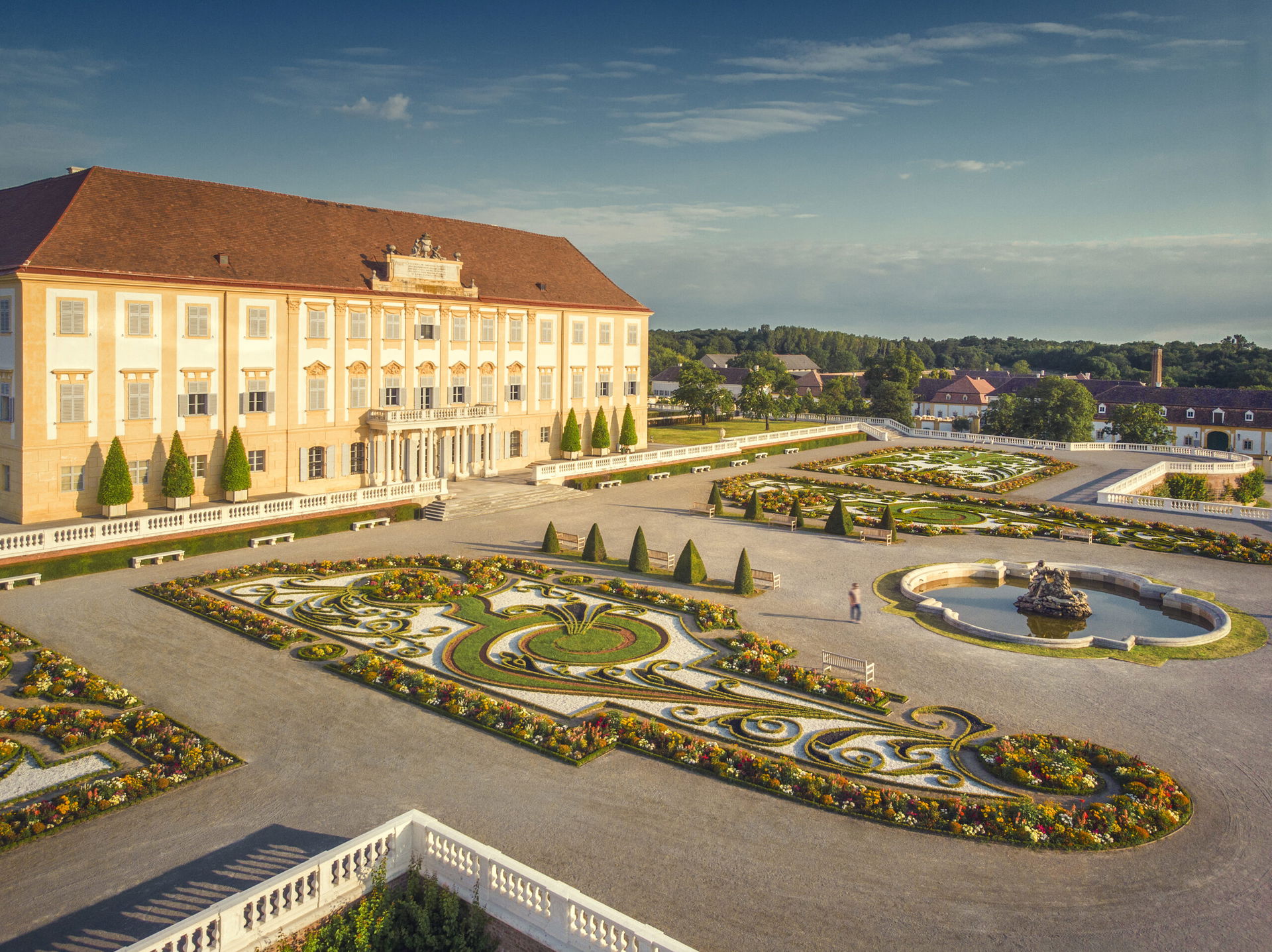 Blick auf das Schloss Hof mit großem Park rundherum