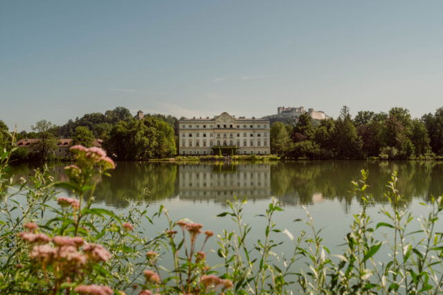 Salzburg Schloss Leopoldskron mit Blumenwiese