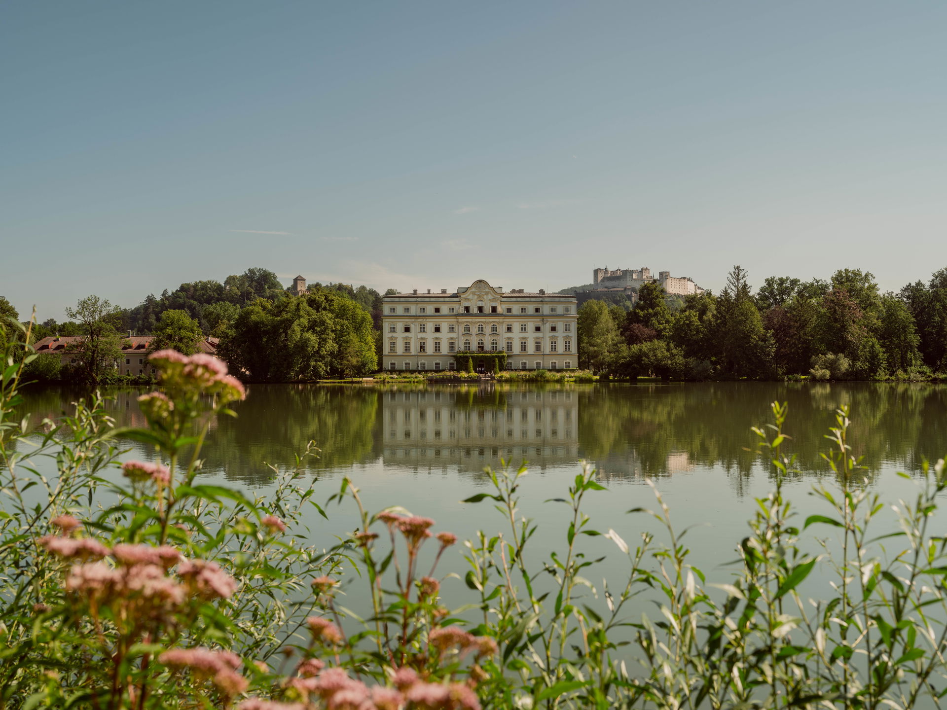 Salzburg Schloss Leopoldskron mit Blumenwiese