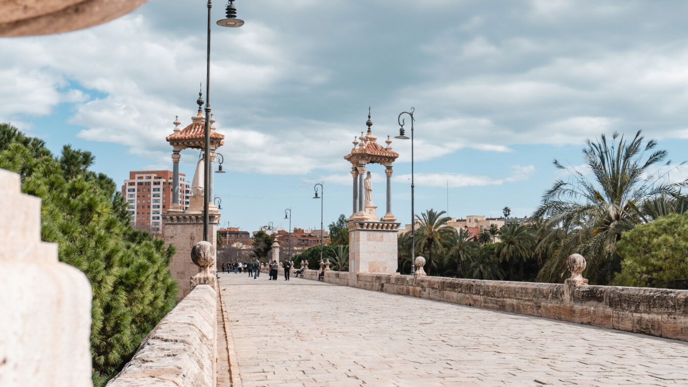 (c) Lilli Wermuth | 1000things Der Blick über die Pont de la Mar von der Altstadt Valencias aus.