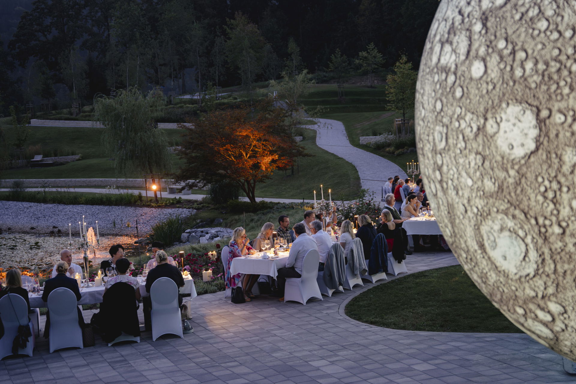 Dinner bei Nacht mit beleuchteten Tischen