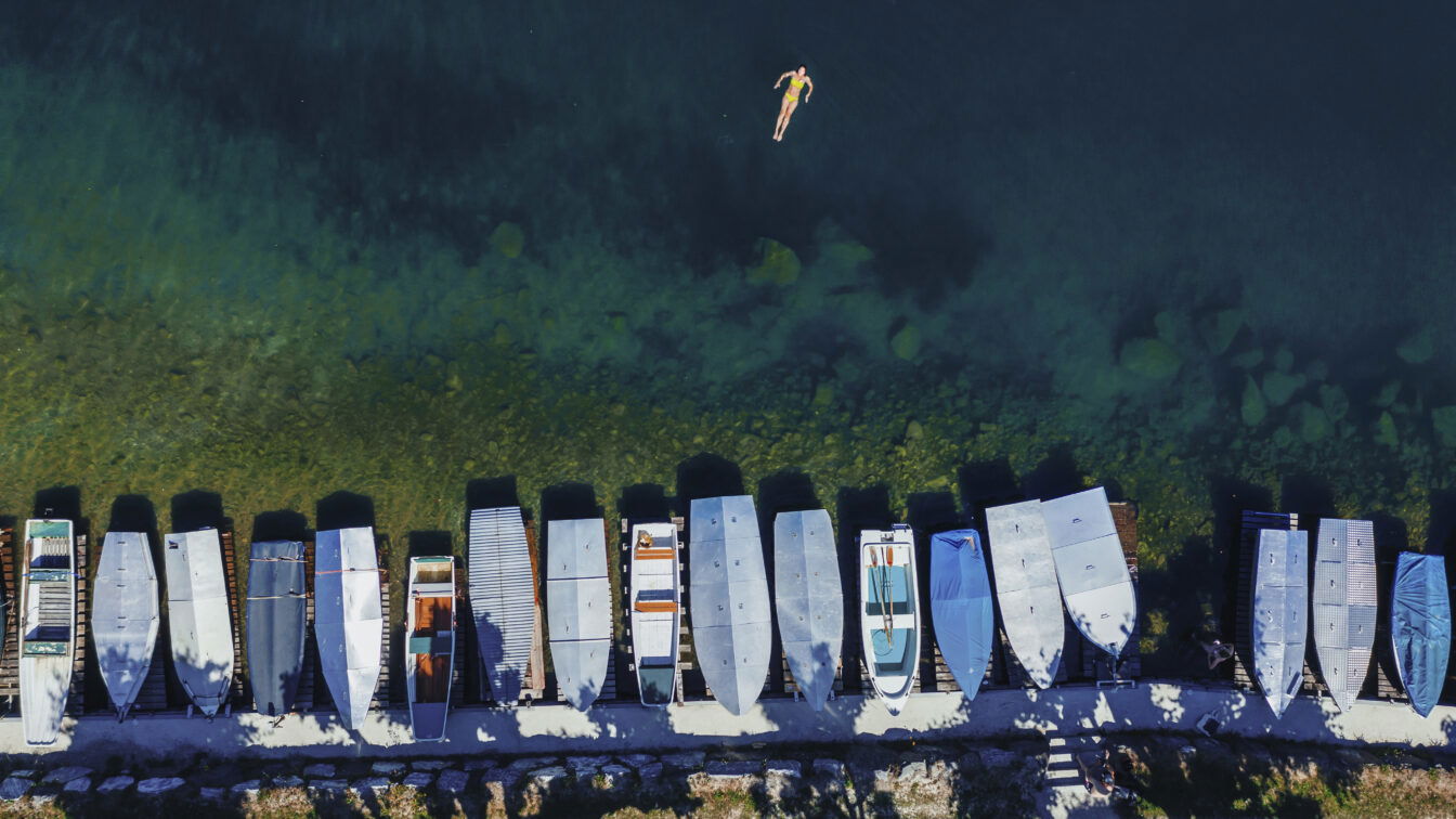 (c) EXPA Pictures | JFK Eine Frau schwimmt im Zeller See nahe eines Bootssteges.