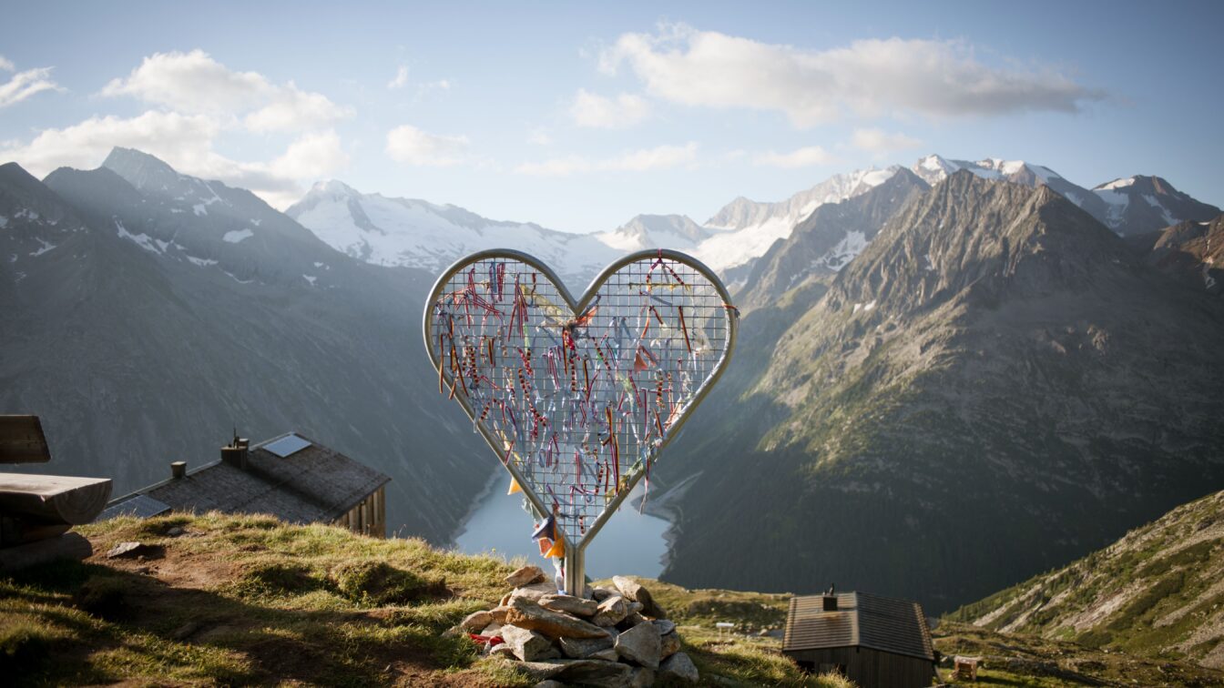 (c) Tirol Werbung | Jens Schwarz Blick von der Olperer Hütte im Zilltertal, Tirol mit Herzfigur