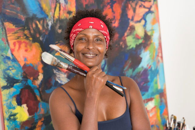 Waris Dirie vor einer künstlerischen Leinwand