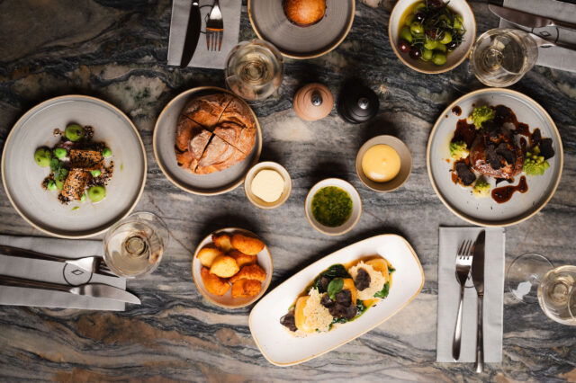 gedeckter Tisch mit Speisen im Kleinod am Ring