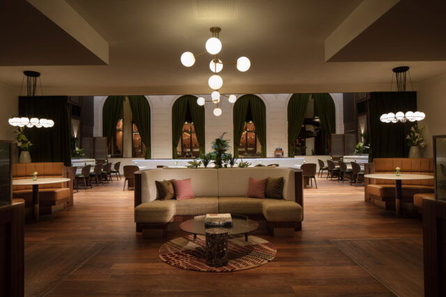 Blick in den Restaurant-Bereich der Brasserie Sophie im Anantara Palais Hansen Vienna