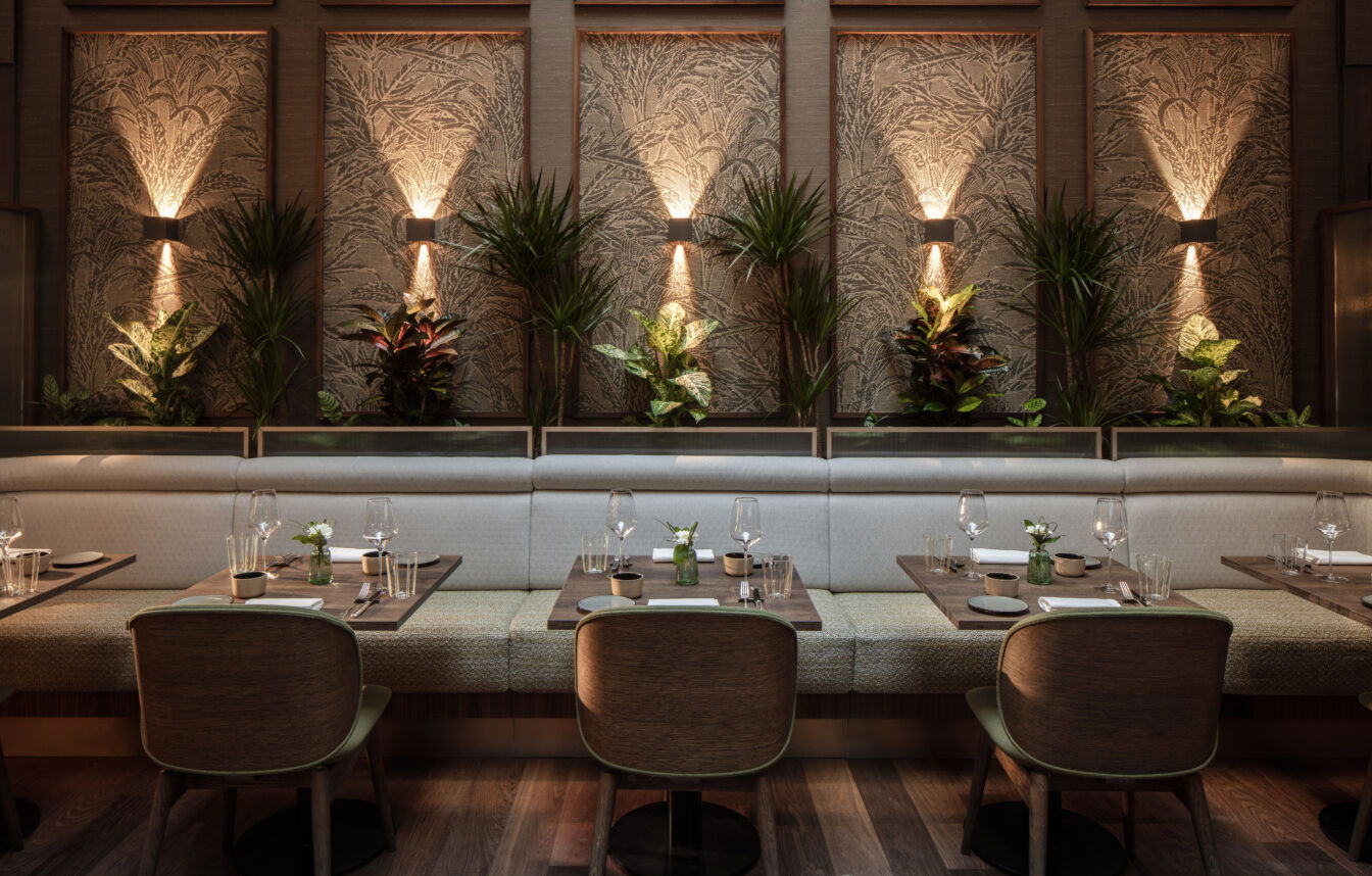 gedeckte Tische in der Brasserie Sophie im Anantara Palais Hansen Vienna