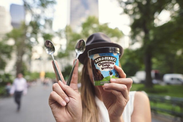 Ben & Jerry's Eis mit zwei Löffeln