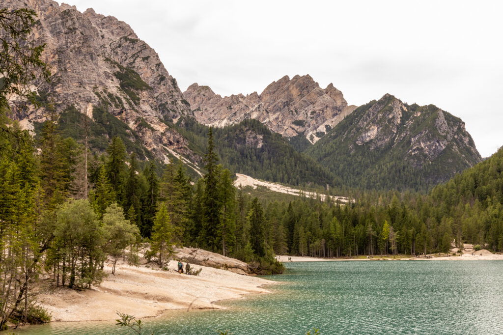 Idyllischer Bergsee inmitten der Alpen mit türkisblauem Wasser und dichten Wäldern – perfektes Naturparadies und eines der besten Reiseziele im Juni für Wanderungen, Erholung und Outdoor-Abenteuer