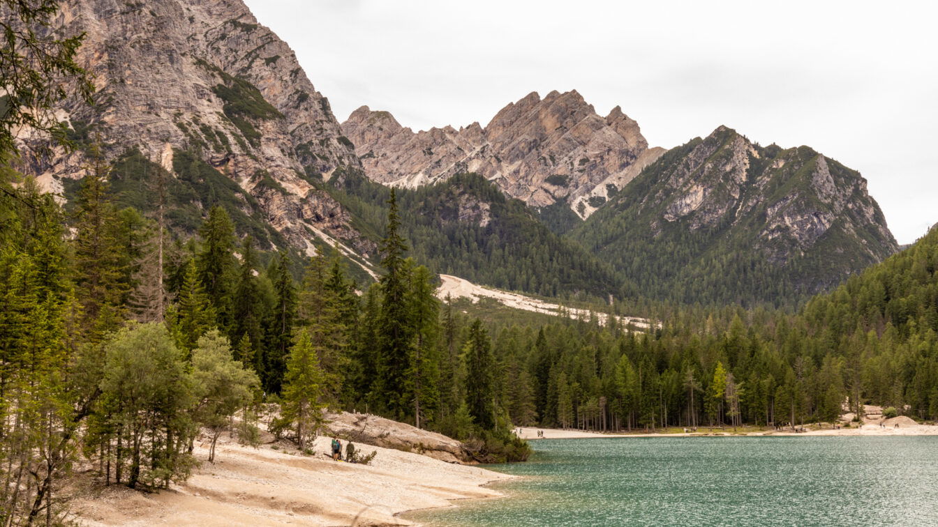 (c) Sonja Koller | 1000things Idyllischer Bergsee inmitten der Alpen mit türkisblauem Wasser und dichten Wäldern – perfektes Naturparadies und eines der besten Reiseziele im Juni für Wanderungen, Erholung und Outdoor-Abenteuer
