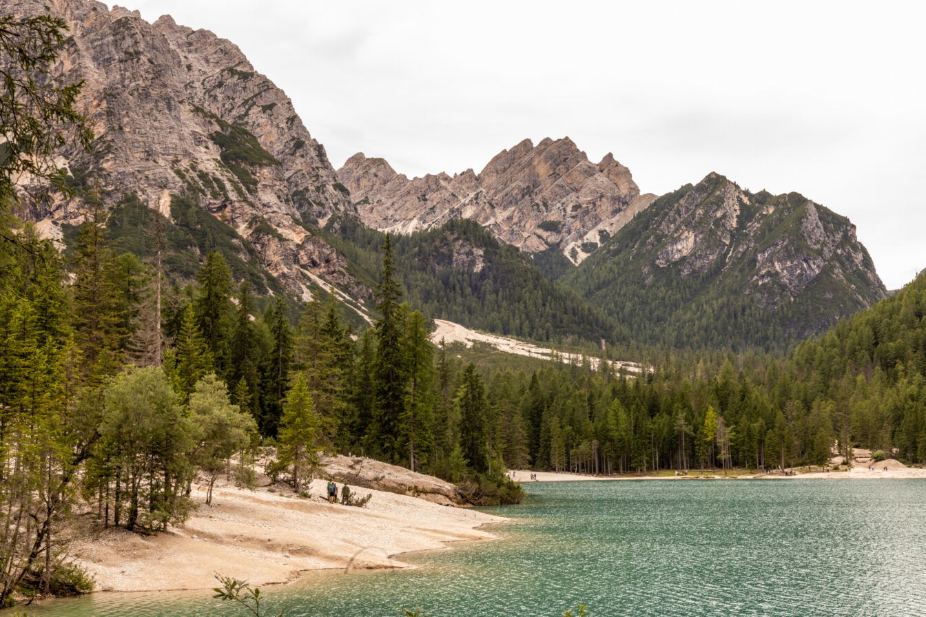 Idyllischer Bergsee inmitten der Alpen mit türkisblauem Wasser und dichten Wäldern – perfektes Naturparadies und eines der besten Reiseziele im Juni für Wanderungen, Erholung und Outdoor-Abenteuer
