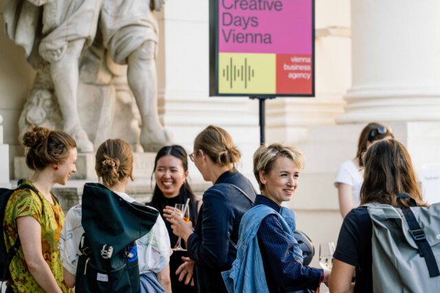 Sieben Frauen vor dem Eingang des Events "Creative Days Vienna" in Wien.