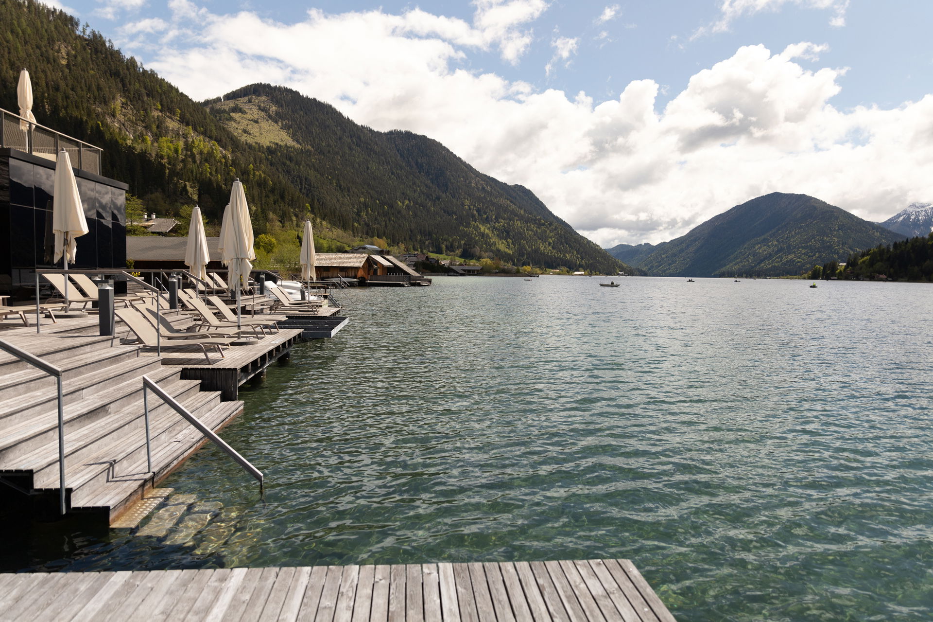 Liegestühle am Steg am Strandhotel am Weissensee