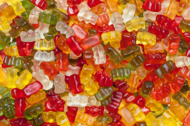 Eine große Mischung Haribo Goldbären auf einem Haufen.