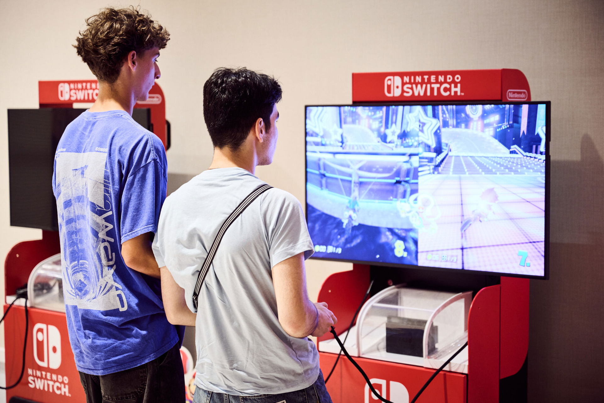 Menschen spielen Nintendo Switch (c) Andreas Scheiblecker