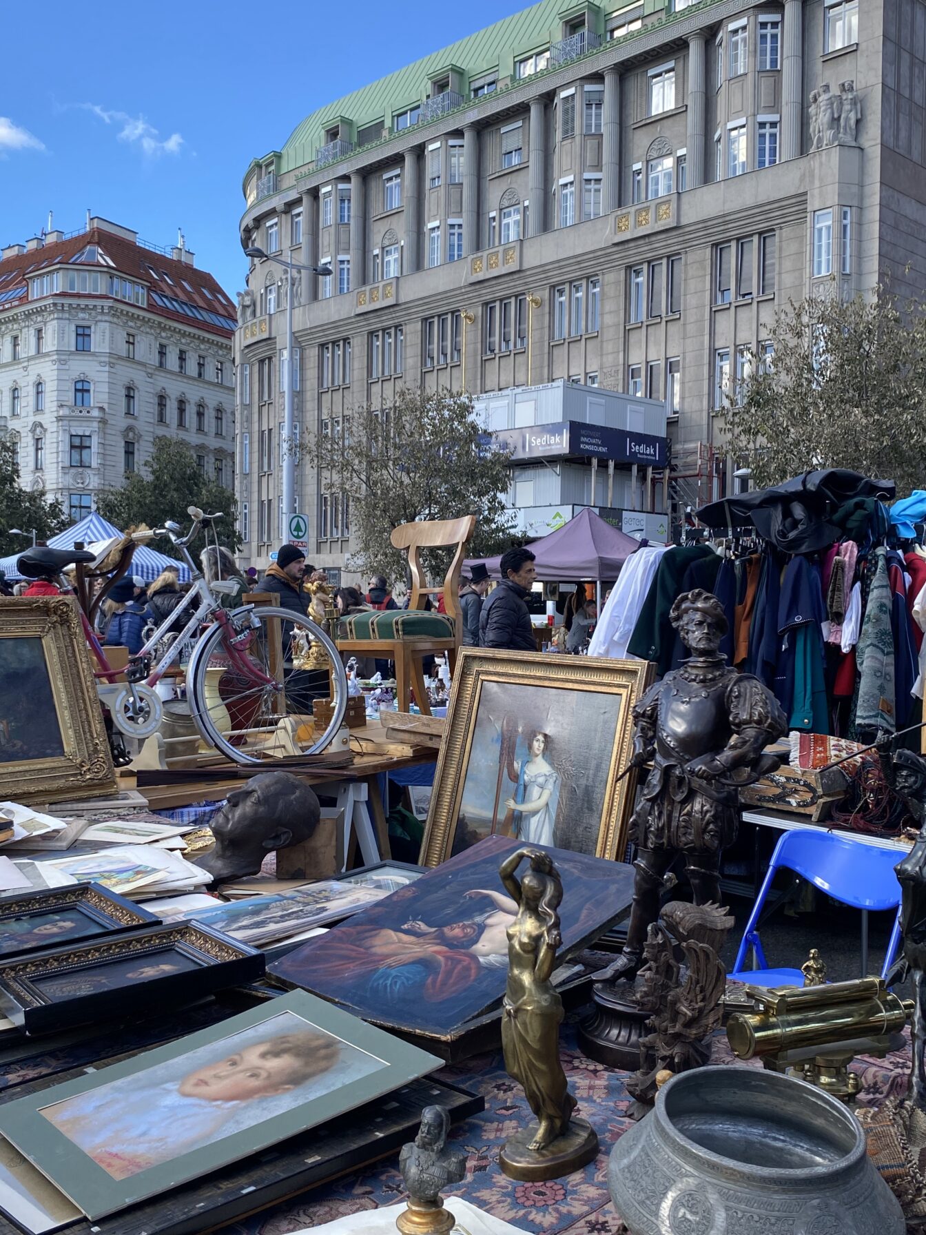 mit alten Dingen angeräumte Tische am Flohmarkt auf dem Wiener Naschmarkt