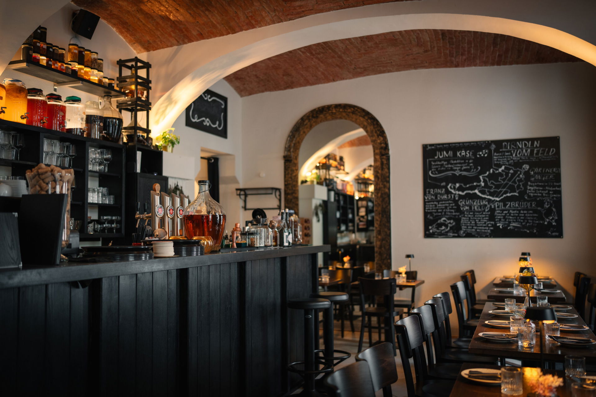 Das Lokal Wildling von innen, man sieht Bar und Tische, coole Atmosphäre, dunkle Möbel 