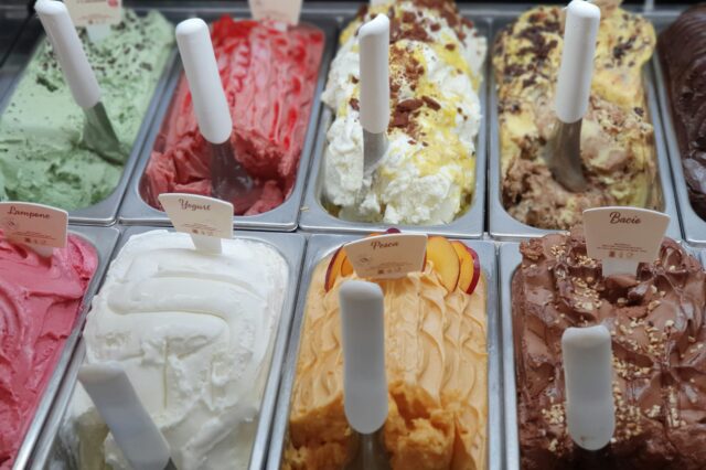 Blick in eine gefüllte Eis-Vitrine