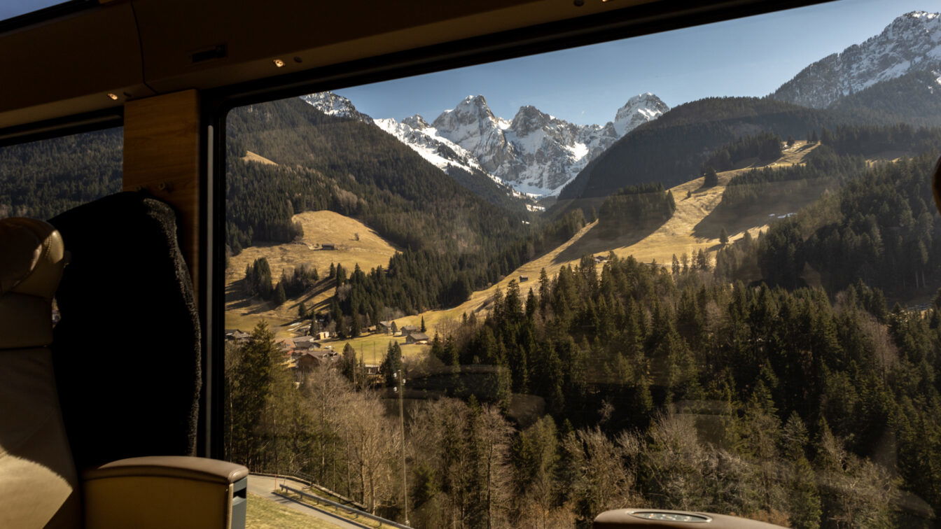 (c) Sonja Koller | 1000things Blick aus dem GoldenPass Express auf grüne Täler und schneebedeckte Gipfel der Schweizer Alpen