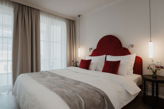 Ein gemachtes Bett im Hotel Grand Elisabeth.